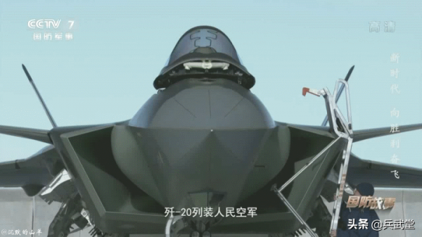 殲20飛行員如何下機？殲20無內建登機梯，手扶衍射屏用地勤梯子
