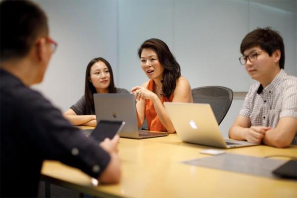 寶媽總給娃買快過期的牛奶引發同事吐槽:窮養之下,孩子會自卑 寶媽總給娃買快過期的牛奶引發同事吐槽:窮養之下,孩子會自卑