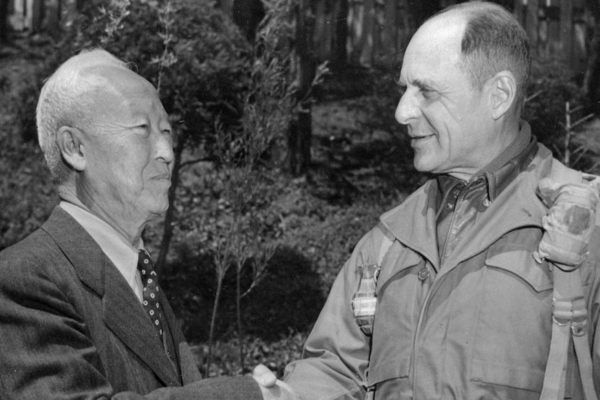 1954年為感謝中國援朝，金日成特派人送24箱蘋果，為何無人敢吃？