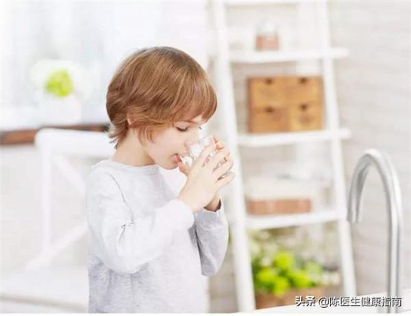 喝水越多對腎臟的損害就越大？怎麼喝水才不傷腎，聽聽醫生怎麼說