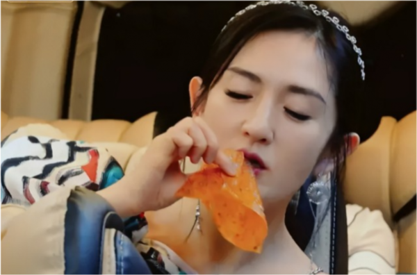 明星也愛吃“幾塊錢”的零食：肖戰吃到上頭，譚松韻拍戲都在吃