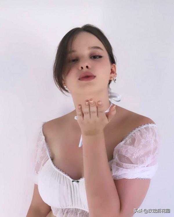 Isabella Ardley穿白色上衣搭精緻髮型青春靚麗,對鏡頭飛吻很迷人 Isabella Ardley穿白色上衣搭精緻髮型青春靚麗,對鏡頭飛吻很迷人