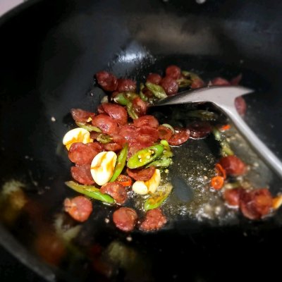 餐廳必點的青椒香腸原來這麼簡單，在家也能做