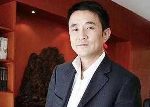 王永紅：公司破產絲毫不慌，套61億攜女明星出逃，親爹去世都不回