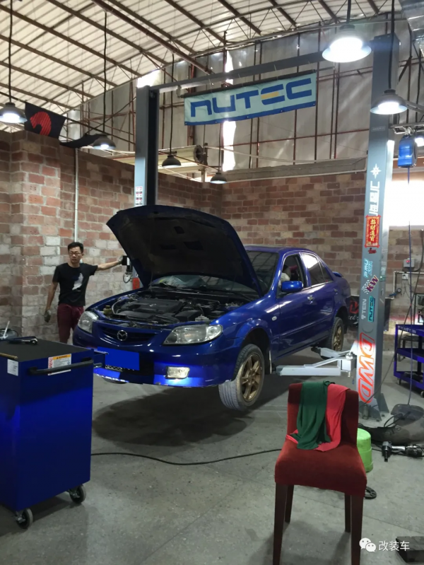 經典的馬自達323依然還有很多人玩，只需7000塊就能買來快樂