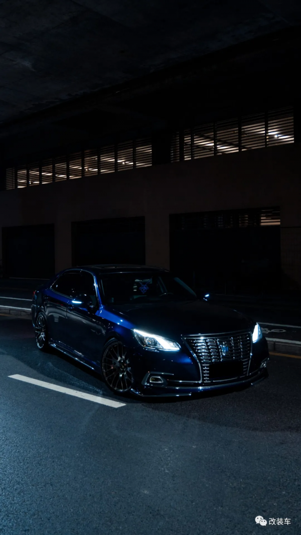 簡約又不失內涵的日規14代目豐田皇冠，只是為了完成兒時的夢