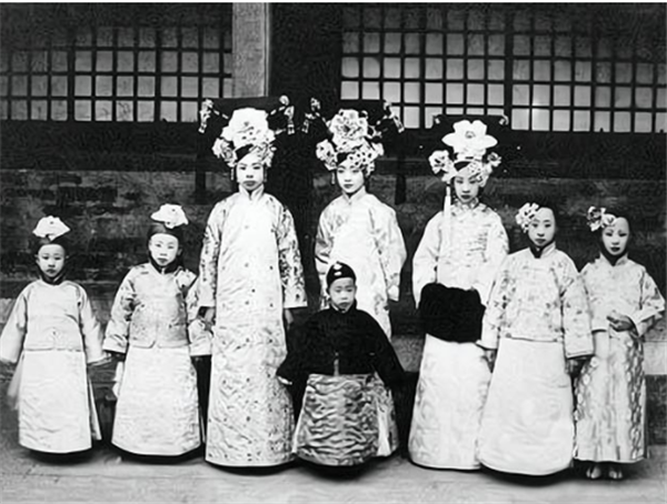 大清滅亡後,格格們都嫁給了誰?這幾個大明星其實是皇室後代 大清滅亡後,格格們都嫁給了誰?這幾個大明星其實是皇室後代