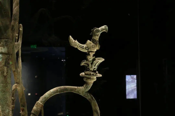 破譯三星堆：青銅大立人拿的是什麼？龍鳳圖騰起源於蛇鳥崇拜？