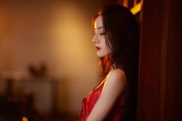 熱巴美出圈的禮服造型