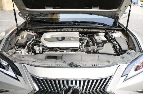 實拍雷克薩斯ES低配,2.0L自吸主打舒適家用,底盤厚重方向精準 實拍雷克薩斯ES低配,2.0L自吸主打舒適家用,底盤厚重方向精準