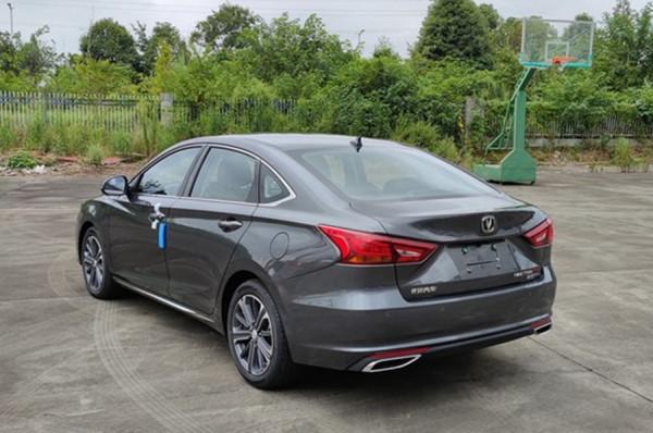 新款長安銳程CC實車圖曝光！車頭造型小改，搭載藍鯨1.5T