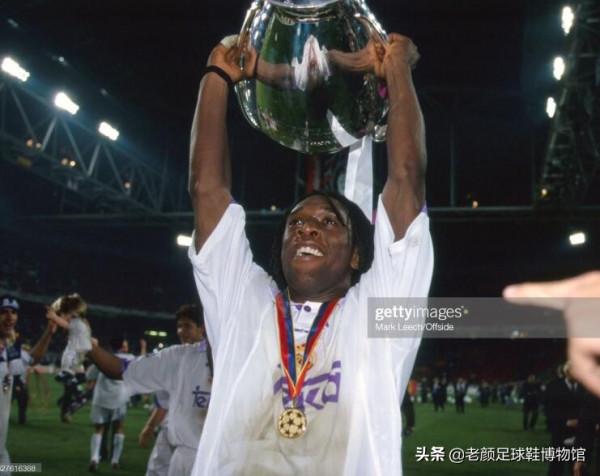 22歲兩奪歐冠，因荷蘭隊內訌失去皇馬主力位置，2400萬歐加盟國米