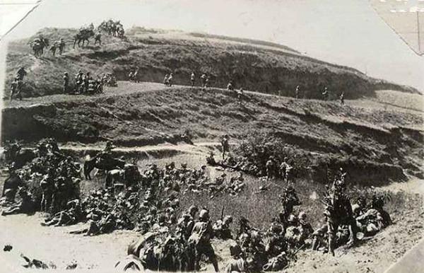 為軍長守墓47年,80歲終盼來英雄後人:為英雄守墓,我不能食言 為軍長守墓47年,80歲終盼來英雄後人:為英雄守墓,我不能食言