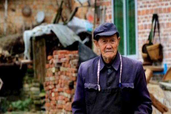 功勳老兵孫順明，晚年遭不孝兒媳虐待，身份曝光後政府送來30萬