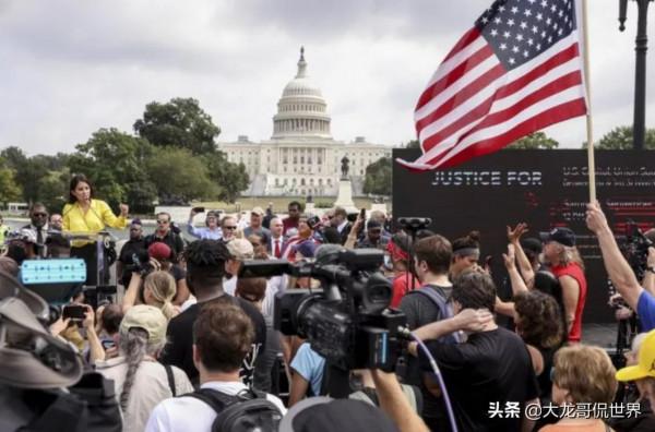 這一天,美國警察武裝到牙齒,民眾不敢出來 這一天,美國警察武裝到牙齒,民眾不敢出來