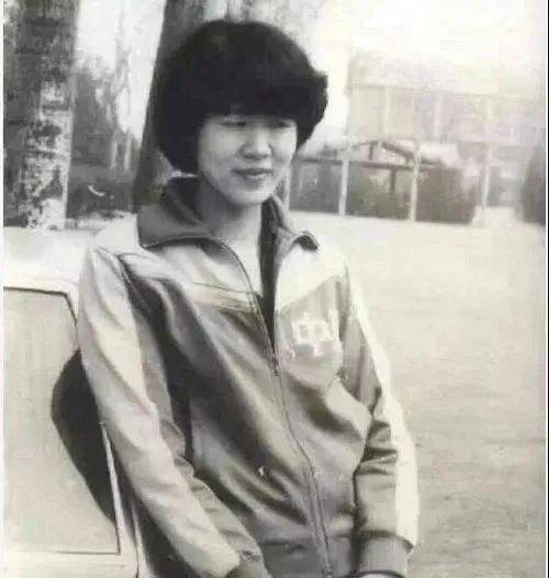 郎平：2段婚姻3段情，年過五旬遇真愛，被“平凡”丈夫寵成小女人