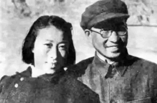 1943年，陳賡經常去延河邊，大家問他去幹嘛，他炫耀說：去接老婆