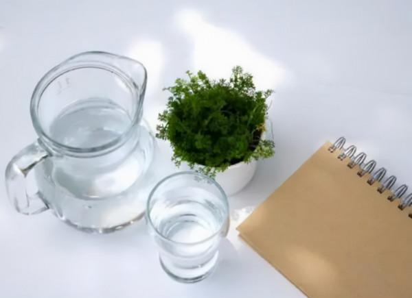 喝水時,一半熱水兌一半冷水,對身體好還是不好? 喝水時,一半熱水兌一半冷水,對身體好還是不好?