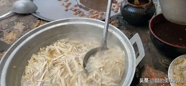 山東4代人賣百年小吃,6元一碗沒有肉,當地人吃不膩外地人不敢吃 山東4代人賣百年小吃,6元一碗沒有肉,當地人吃不膩外地人不敢吃