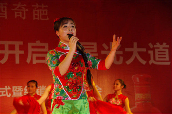 王二妮：23歲成名，放棄百萬年薪下嫁農村，婆婆的態度讓她不後悔