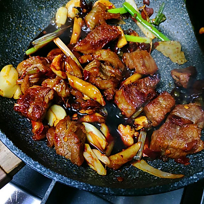 超詳細配料的秘製香辣牛肉麵（1人份）