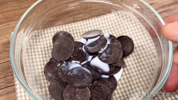 巧克力控的最愛，不加麵粉，不用烤箱，五分鐘就能做的布朗尼蛋糕