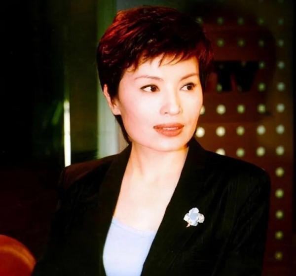 央視國臉李瑞英：《新聞聯播》開播前聽聞兒子墜樓，含淚堅守崗位