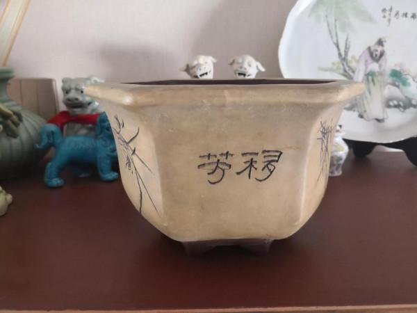 紫砂花盆賞析之六十一，七十年代粉漿點彩六角盆