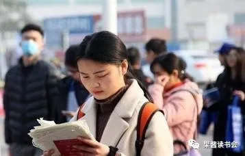 父親給兒子設宴擺酒慶祝考上985，卻慘遭親友的嘲笑：還不如重讀