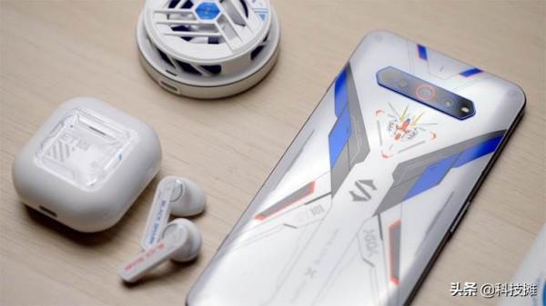 iPhone13爆賣銷量登頂，小米多款機型衝上銷量榜