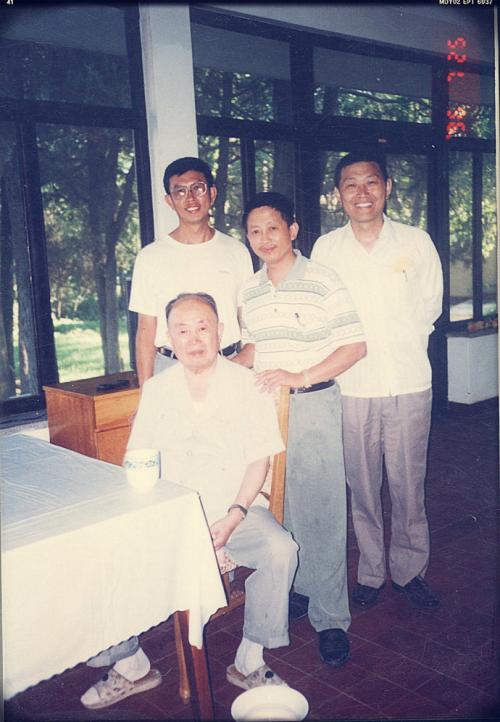 他是原勞動部部長，肅反中差點被殺害，官至副國級，兒子是副局長