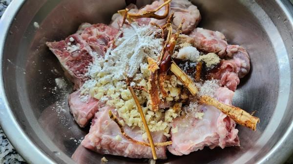 五指毛桃蒸排骨,廣東很火的一道菜,香味濃郁又好吃,味道特別 五指毛桃蒸排骨,廣東很火的一道菜,香味濃郁又好吃,味道特別