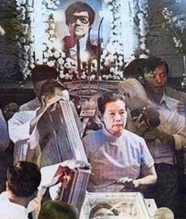 47年前，李小龍慘死在丁佩的床上，背後的原因不止猝死那麼簡單