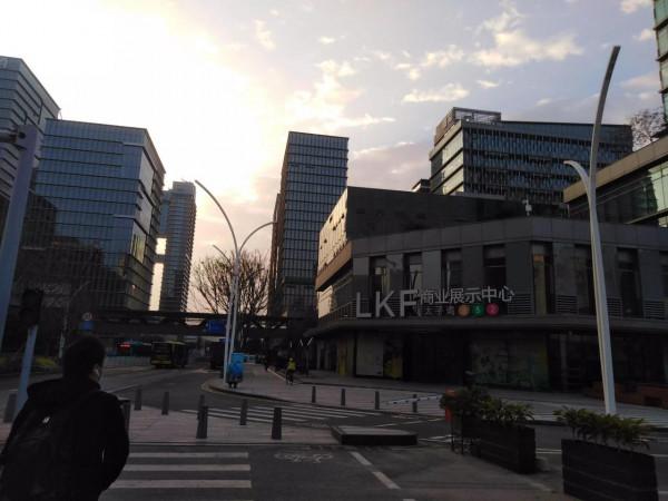 這裡是名勝古蹟，旅遊勝地，林則徐雕就像座落在左炮臺這座山頂上