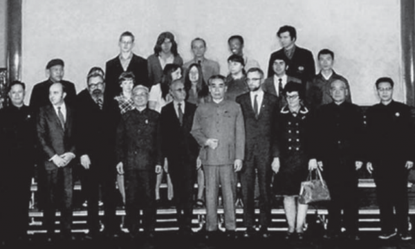 1971年深夜，毛主席作出一個劃時代的偉大決定，催促道：快打電話