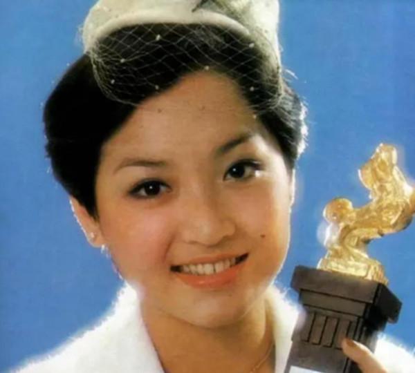 萬梓良,就這樣錯過了恬妞,午夜夢迴時他是否後悔過? 萬梓良,就這樣錯過了恬妞,午夜夢迴時他是否後悔過?