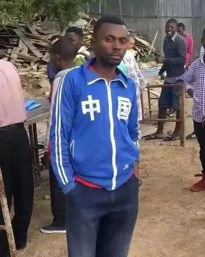 原來在非洲，可以看到那麼多中文字的二手服裝