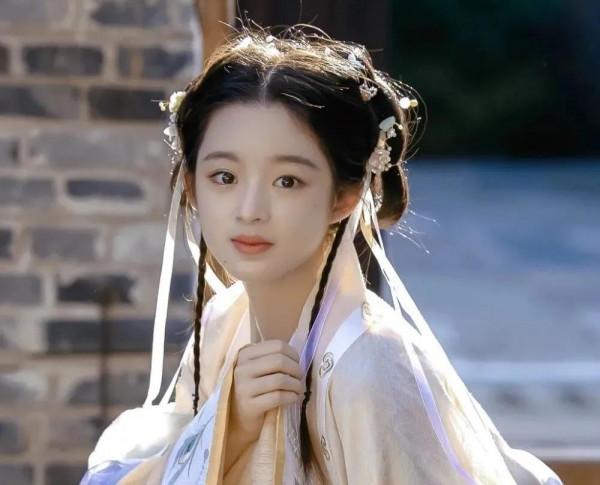 什麼來頭?把楊冪擠下去,資源比華為二公主還好? 什麼來頭?把楊冪擠下去,資源比華為二公主還好?