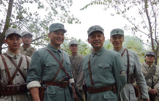 何政軍：錯過鞏俐娶初戀為妻，出道多年無緋聞，父親身份不一般