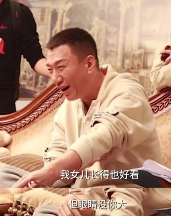 51歲孫紅雷開豪車逛平價店,衣服均價僅百元,兩隻手都塞滿購物袋 51歲孫紅雷開豪車逛平價店,衣服均價僅百元,兩隻手都塞滿購物袋