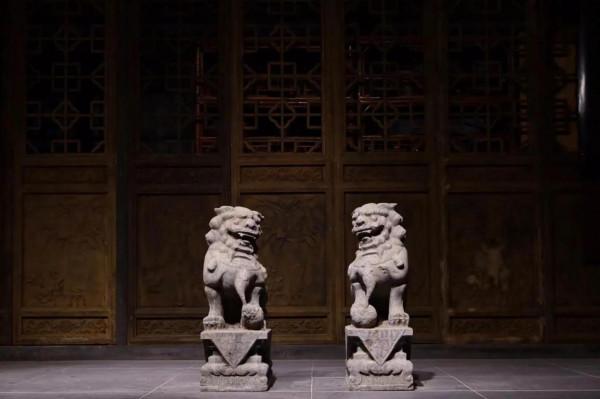 喜獅，此獅形態逼真，威武雄壯，霸氣十足，蹲坐側頭，毛髮起卷