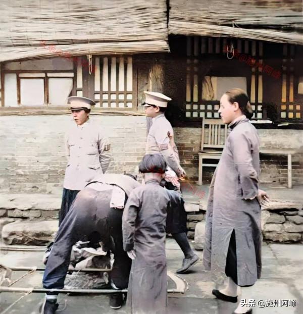 老照片：被北京警察抓獲的特務，懷念毛主席的老人