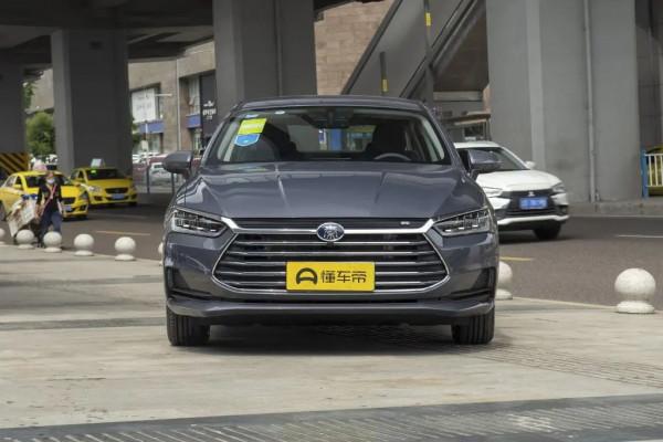 秦Pro：造型運動，搭載1.5T+6擋手動，配置討喜，適合年輕人