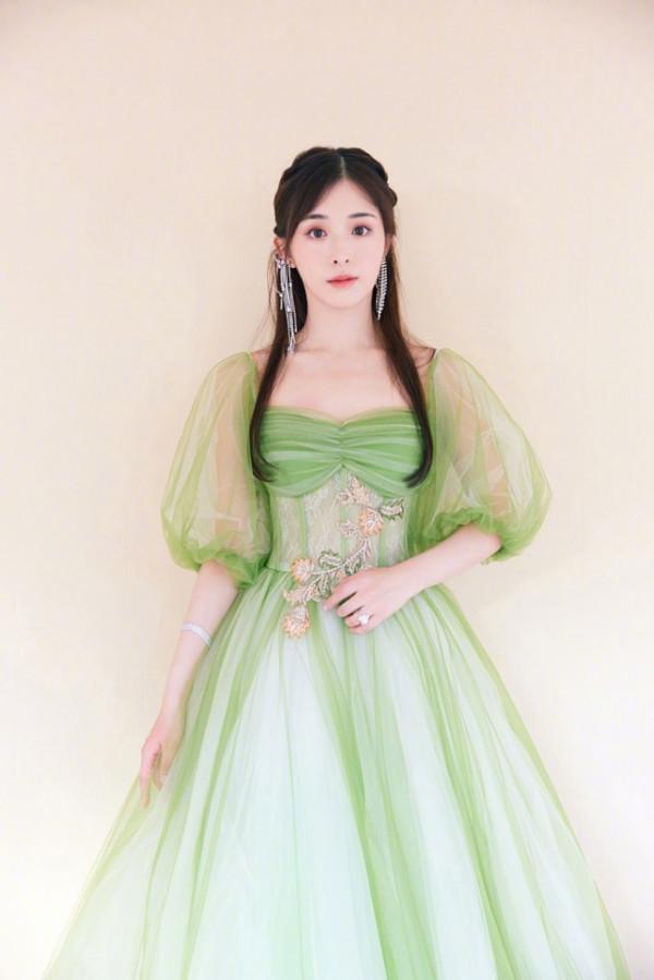 張含韻也太甜了，就算穿著復古的皮裙，但加上泡泡袖照樣嫩得很