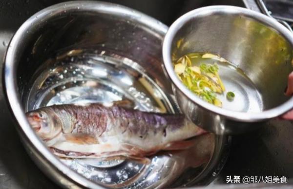 做清蒸魚到底要不要抹鹽？掌握正確做法，魚肉鮮嫩不腥，快來看看