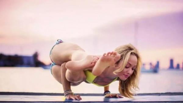 手臂，腹部力量夠嗎？試試這個瑜伽體式