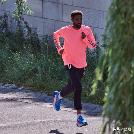 阿迪達斯推出新款ADISTAR訓練鞋：長距離跑的最佳選擇嗎？