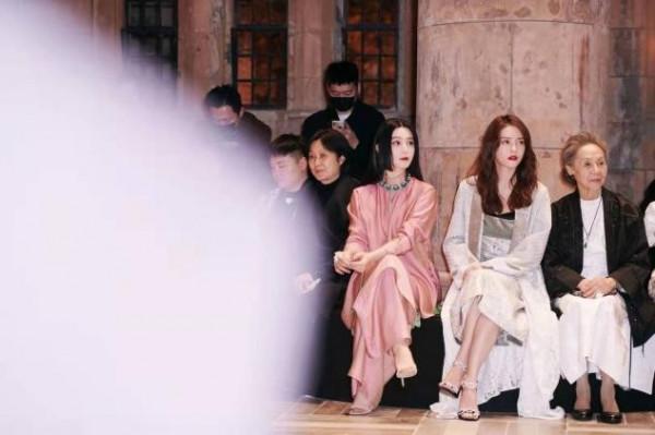 范冰冰剪新發型看秀,公主切配日系妝好怪異,臉白過頭像假人 范冰冰剪新發型看秀,公主切配日系妝好怪異,臉白過頭像假人