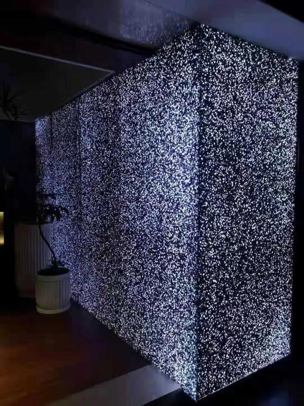 水磨石沒有過時，一整塊幹掛背景牆透光如星空，比大理石都要高檔