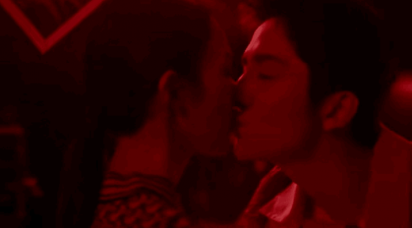 童瑤與小10歲男星拍吻戲！親密環抱氣氛曖昧，網友稱男方好會親